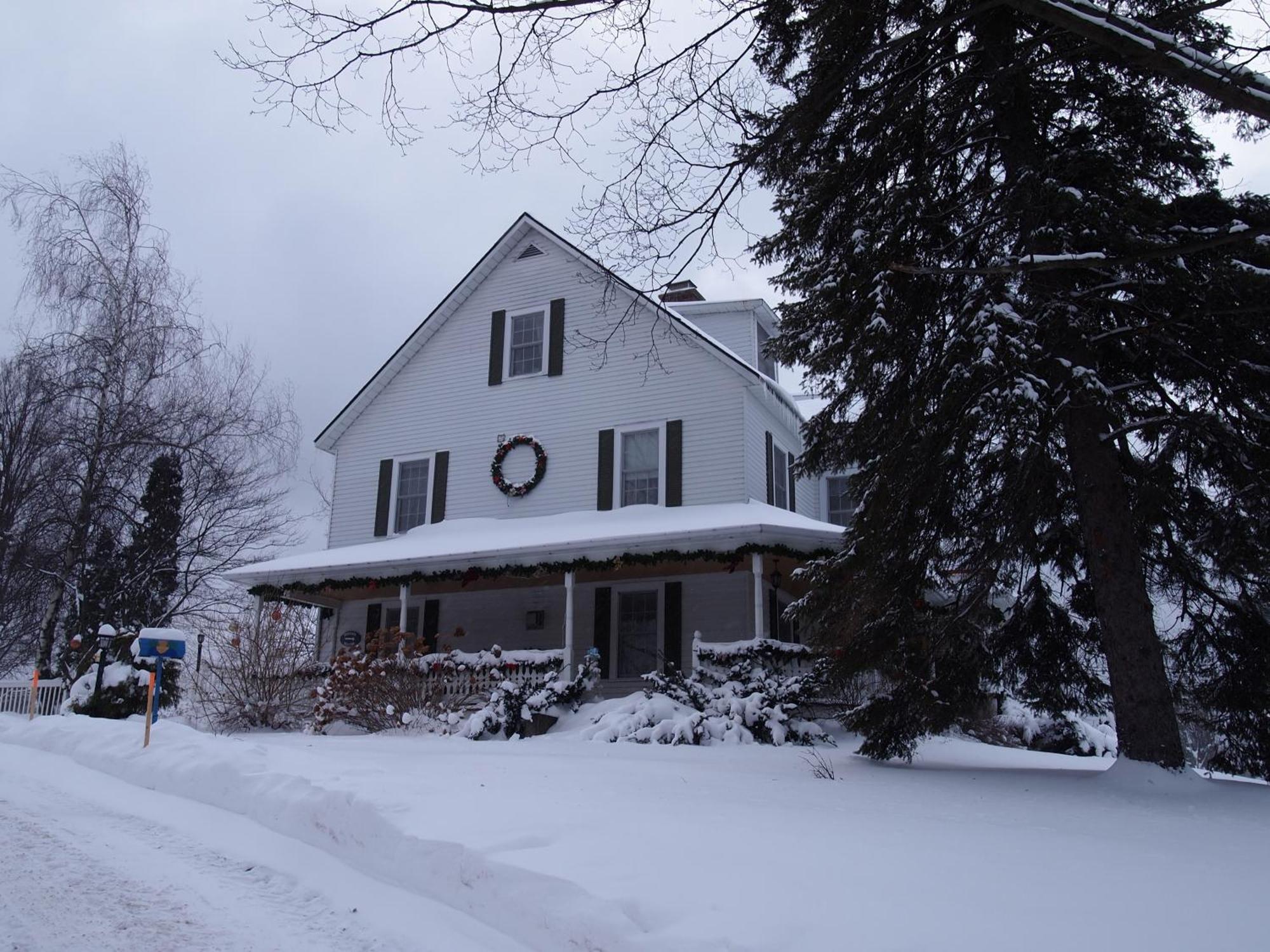 Au Manoir De La Rue Merry Magog Exterior photo