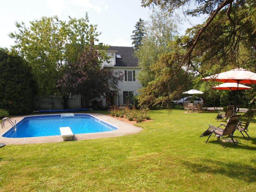 Au Manoir De La Rue Merry Magog Exterior photo